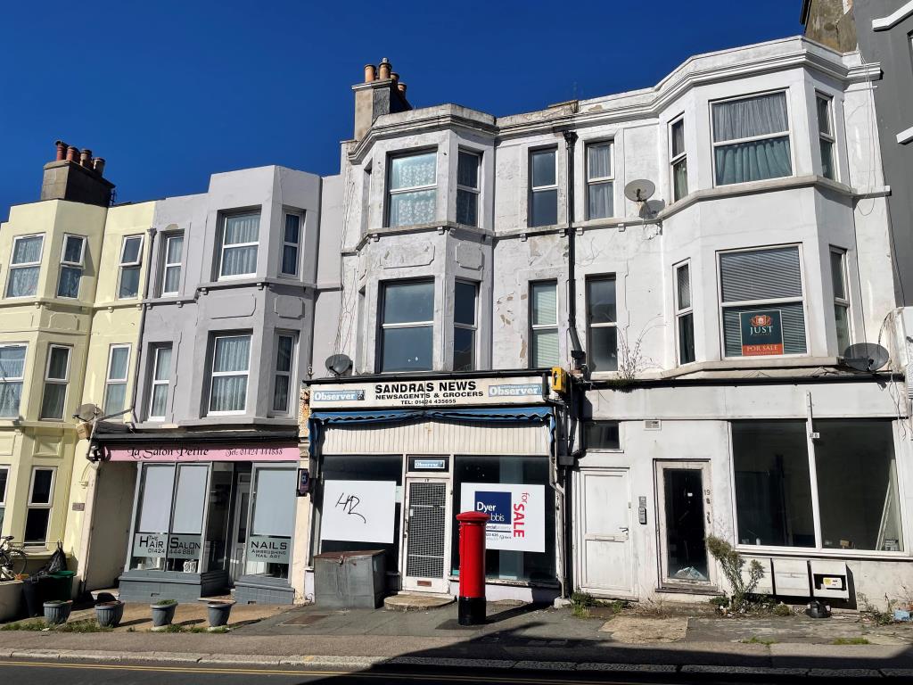 Lot: 87 - FREEHOLD RETAIL UNIT AND TWO-BEDROOM MAISONETTE - 
